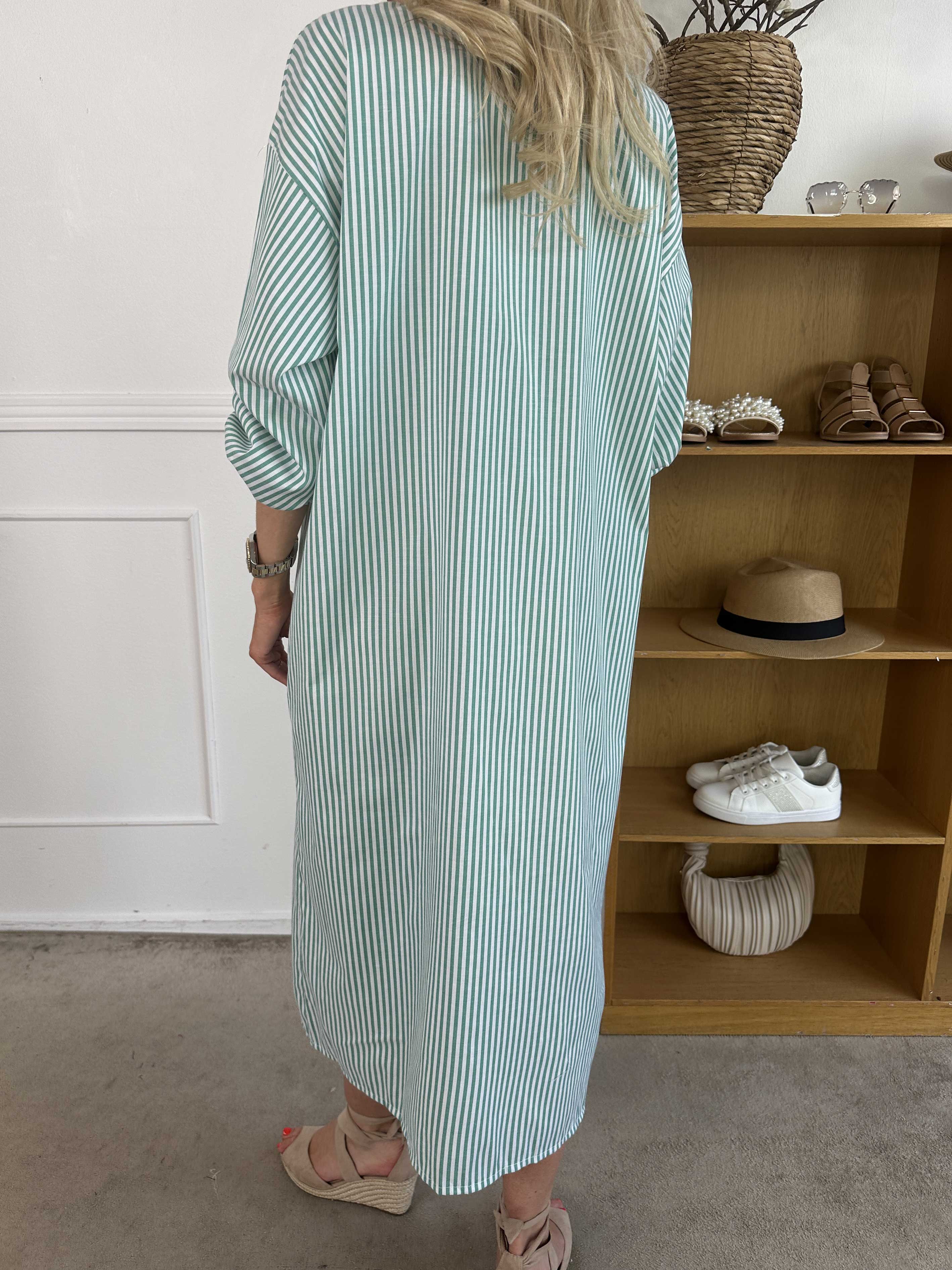 Raizal - Lang stribet skjortekjole i viskose med en broche